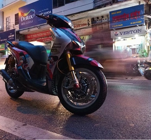 can-canh-chiec-xe-sh-vn-len-phuoc-hanh-trinh-nguoc-up-side-down-voi-gia-100-trieu