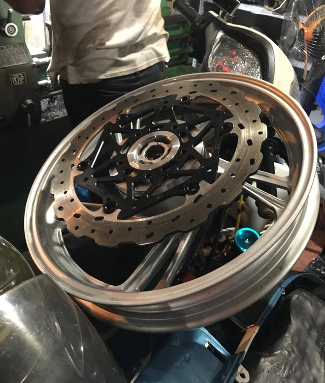 can-canh-chiec-xe-sh-vn-len-phuoc-hanh-trinh-nguoc-up-side-down-voi-gia-100-trieu-3