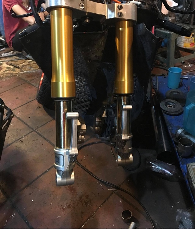 can-canh-chiec-xe-sh-vn-len-phuoc-hanh-trinh-nguoc-up-side-down-voi-gia-100-trieu-8