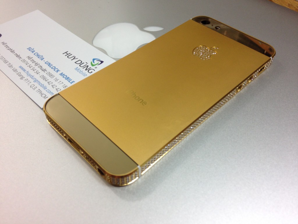Vỏ iPhone 5 và iPhone 5s cẩn đá , mạ vàng 24k nhẹ rất đẹp